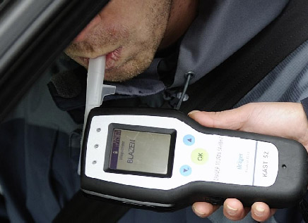 Je hebt langer dan 5 jaar je rijbewijs. Je moet van de politie een alcoholtest doen. Je blaast in een apparaat. Het apparaat hoeveel alcohol er in je adem zit. Met